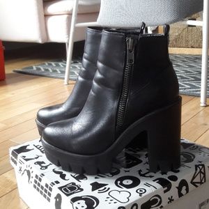 BAMBOO Jonas Platform Boots Size 8